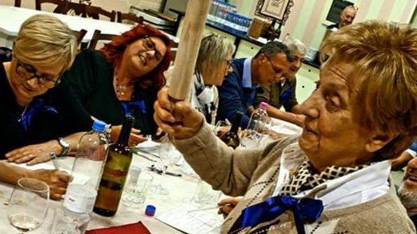 L’insegnante Loretta, 84 anni, durante la prova di dettato