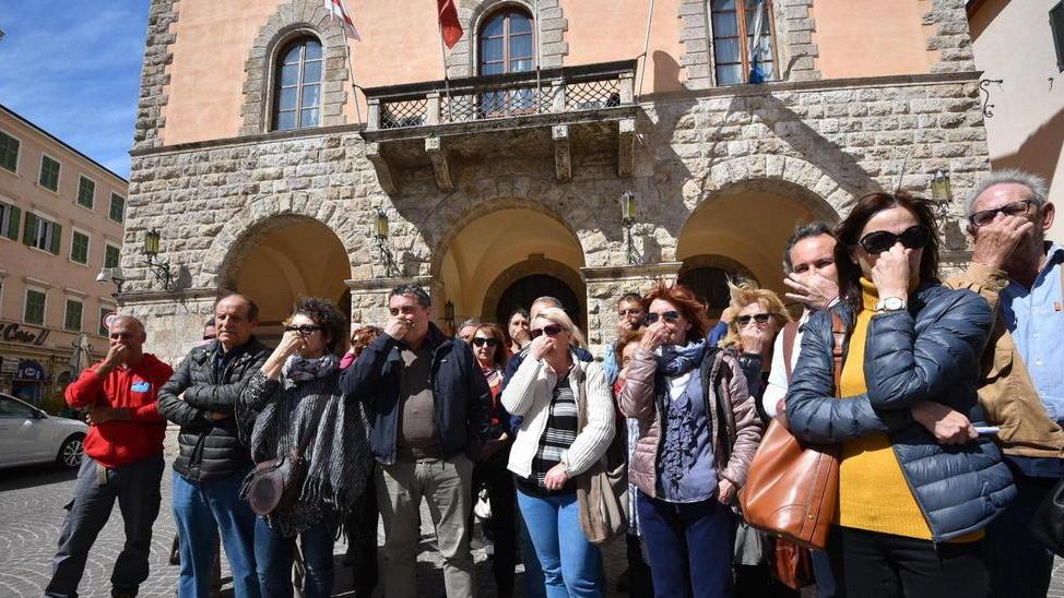 La protesta contro i cattivi odori organizzata sotto al Comune di Grosseto dal comitato Grosseto Aria pulita (foto Agenzia Bf)