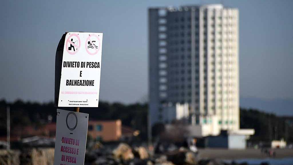 Massa, divieto di balneazione per 16 stabilimenti: Partaccia in ginocchio