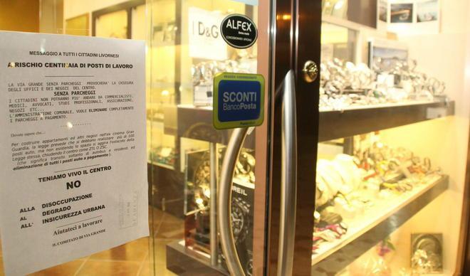 Via Grande, ora la protesta è in bella mostra in vetrina 