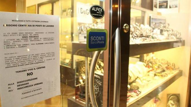 Via Grande, ora la protesta è in bella mostra in vetrina