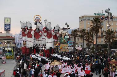 Il Berlusconi “Santo subito” di Roger e Lebigre vince il Carnevale 
