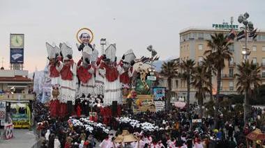 Il Berlusconi “Santo subito” di Roger e Lebigre vince il Carnevale