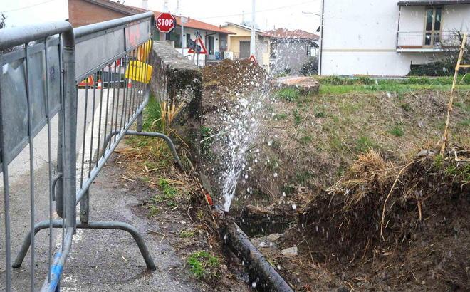 Getto continuo d’acqua dal tubo rotto