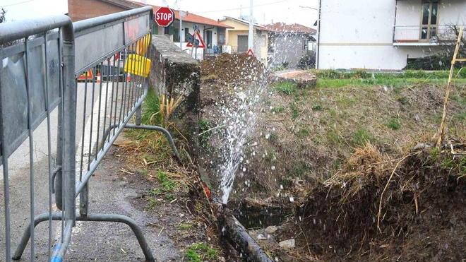 Getto continuo d’acqua dal tubo rotto