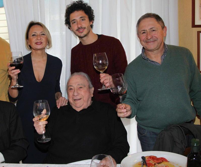 Ghigo Gemignani con i figli Cristiana e Raffaello e il nipote Luca per la festa dei 90 anni