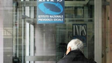 Ipovedente per l’Inps, ma alla guida senza occhiali: denunciato