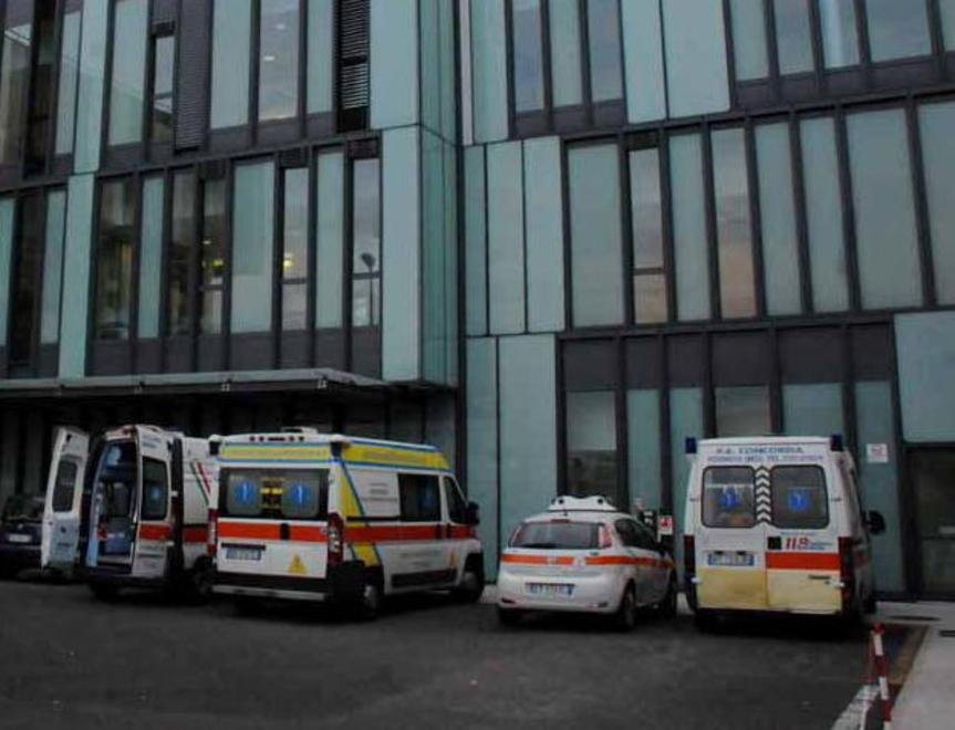 Dimesso dopo un’operazione al cuore, aspetta l’ambulanza per otto ore 