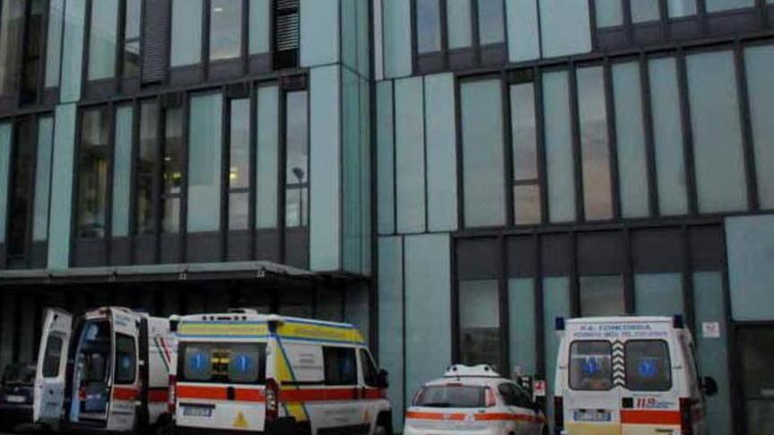 Dimesso dopo un’operazione al cuore, aspetta l’ambulanza per otto ore