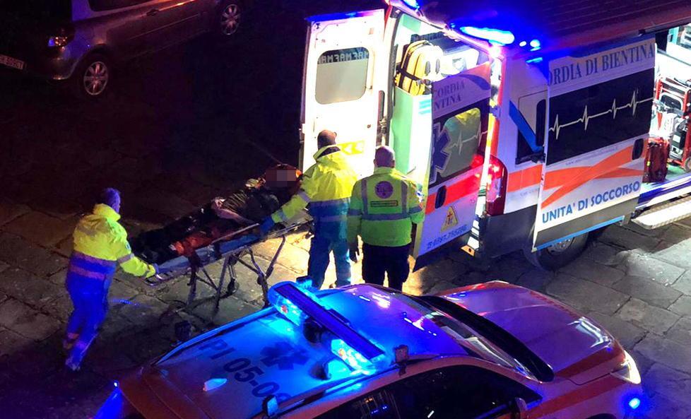 L’uomo mentre viene portato via dall’ambulanza