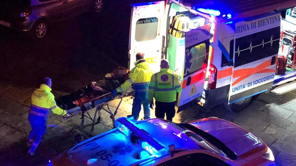 L’uomo mentre viene portato via dall’ambulanza