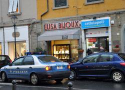Minacciano il titolare e rapinano un negozio di telefonia 