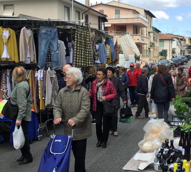 Una veduta del mercato settimanale a Cecina