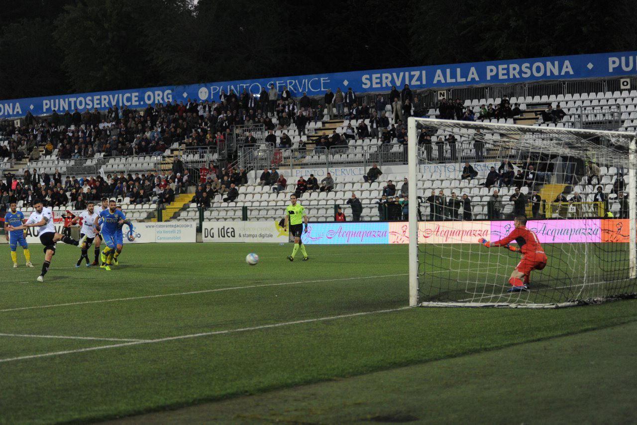 Il rigore deviato da Mazzini a Morra (foto Renato Greppi)
