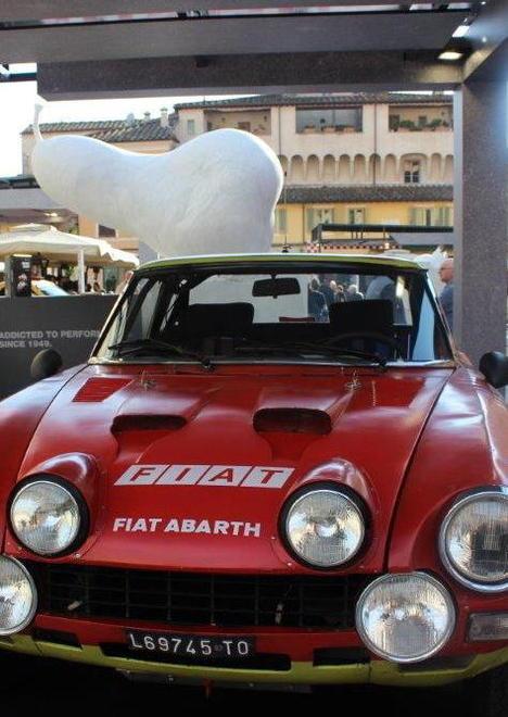 La Fiat 500 elettrica e bolidi storici in centro 