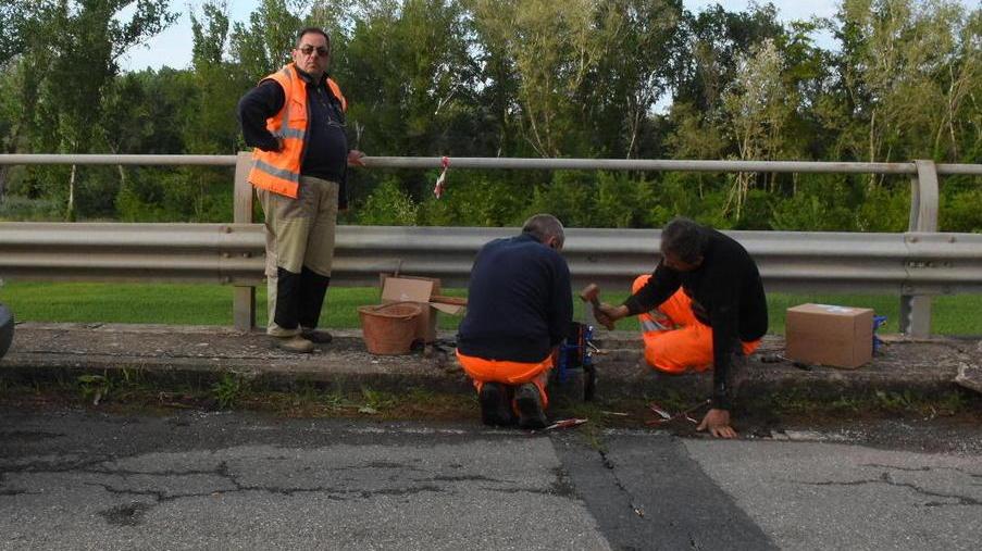Si rompe una condotta Perdita d’acqua lungo il ponte d’Istia