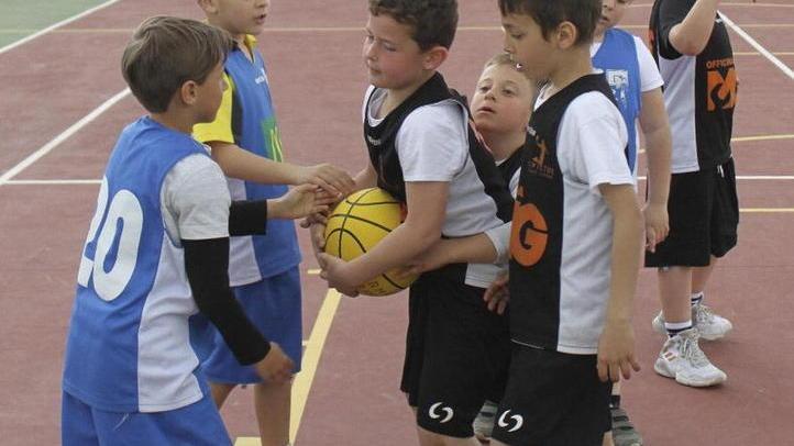 Un pallone, due canestri e tanto divertimento con l’Happy Minibasket