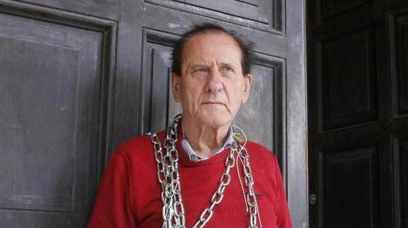 Mannini s’incatena: «Restituite le rette»