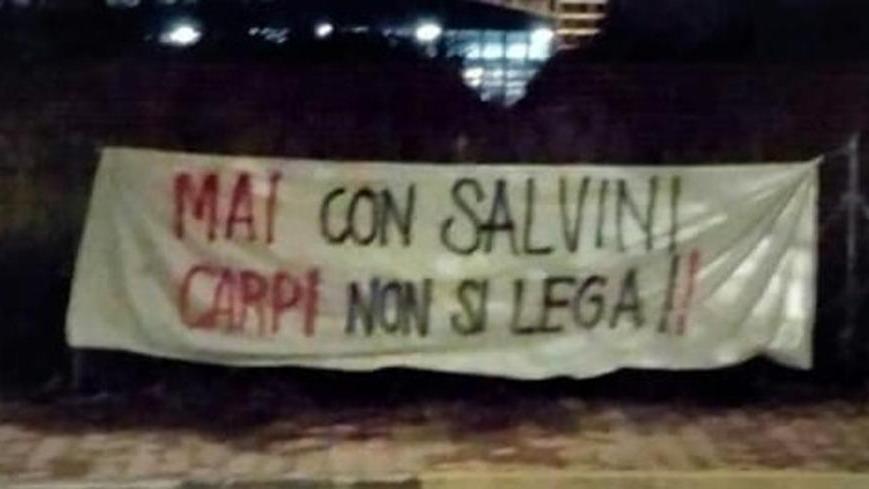 Striscione contro il ministro