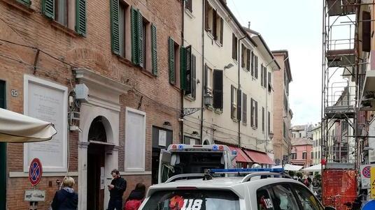 Cede il solaio della Sinagoga Operaio cade da tre metri
