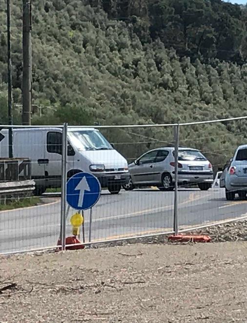 Cambiano i sensi al cantiere della rotonda a Ponte di Sasso