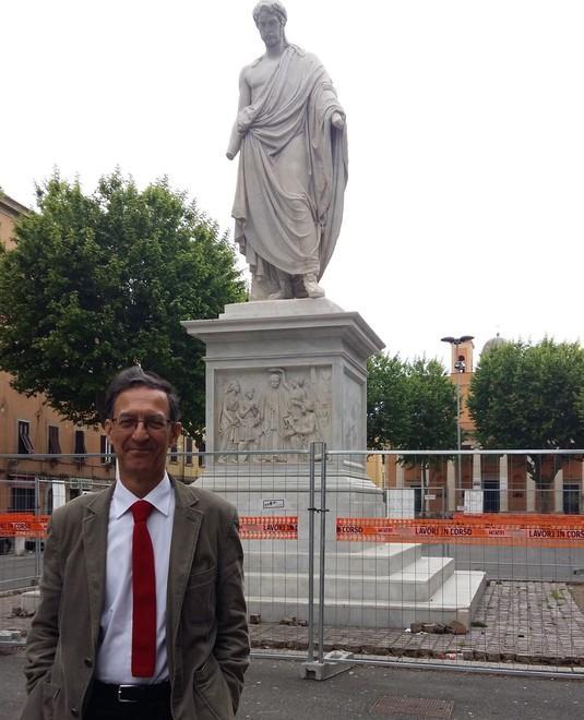 Il candidato sindaco Marco Cannito davanti al Canapone in piazza XX Settembre