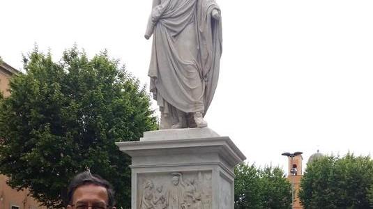 Il candidato sindaco Marco Cannito davanti al Canapone in piazza XX Settembre