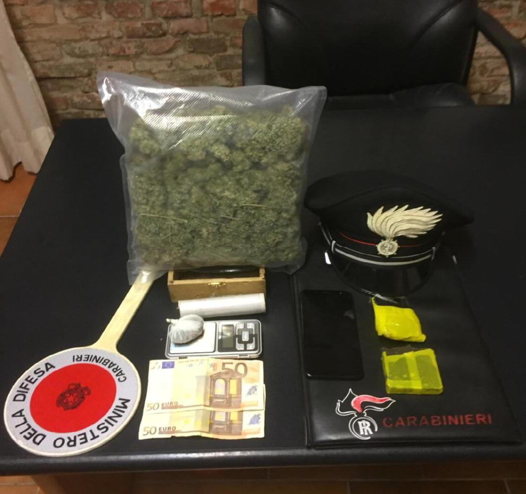 La droga, i soldi e l'altro materiale sequestrati dai carabinieri di Iolo