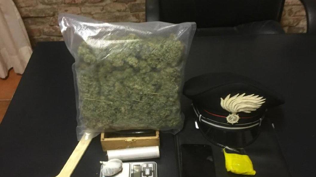 La droga, i soldi e l'altro materiale sequestrati dai carabinieri di Iolo