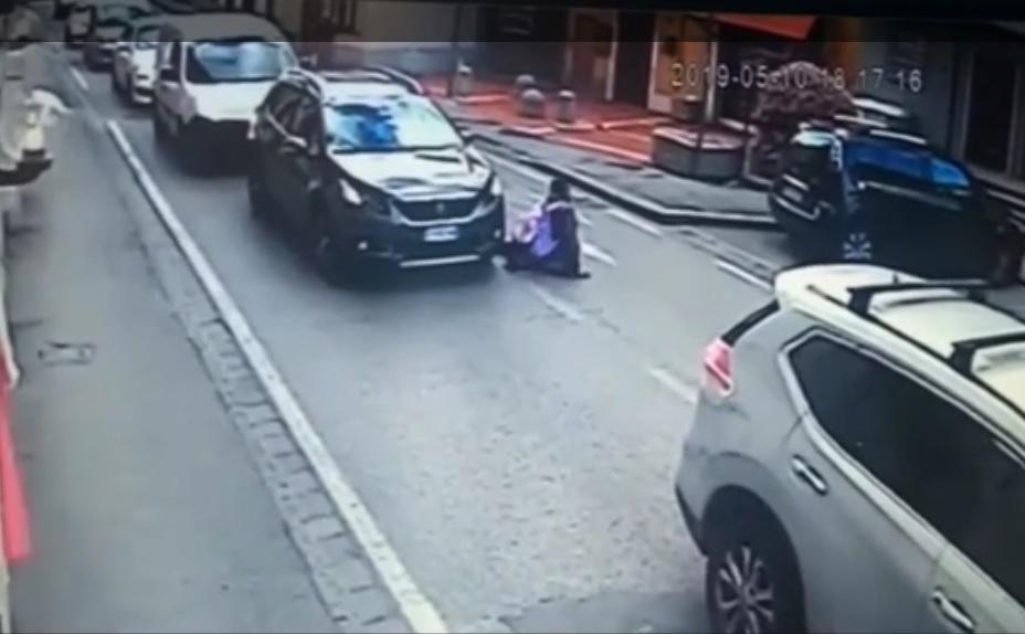 Un fermo-immagine del video pubblicato dal Tirreno in cui si vede il pedone scaraventato per terra dall'auto