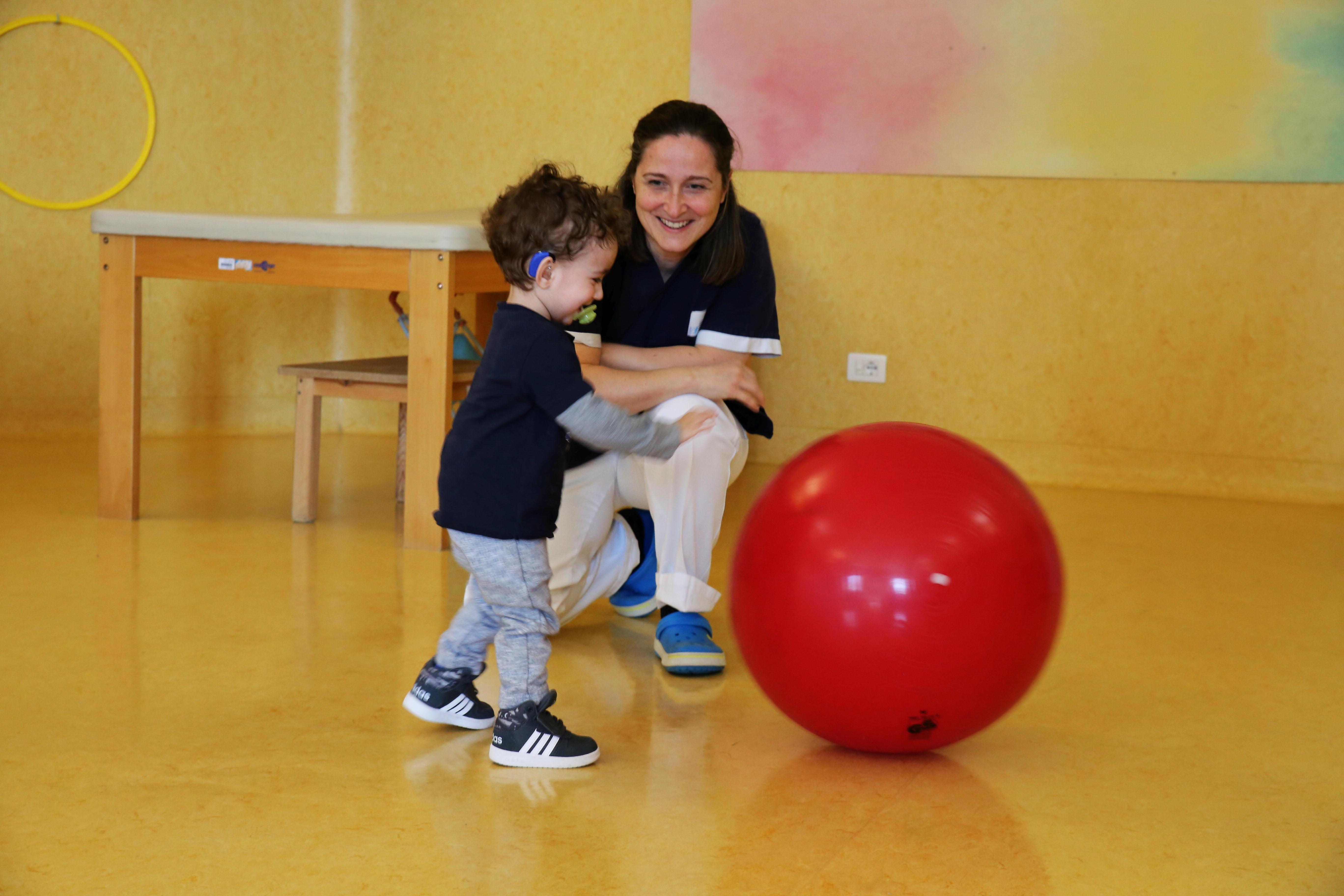 La dottoressa Laura Baroni, responsabile della Riabilitazione pediatrica dell'ospedale Meyer di Firenze con un bambino durante un momento della terapia (foto autorizzata con liberatoria firmata dai genitori e dal garante dei minori dell'ospedale)