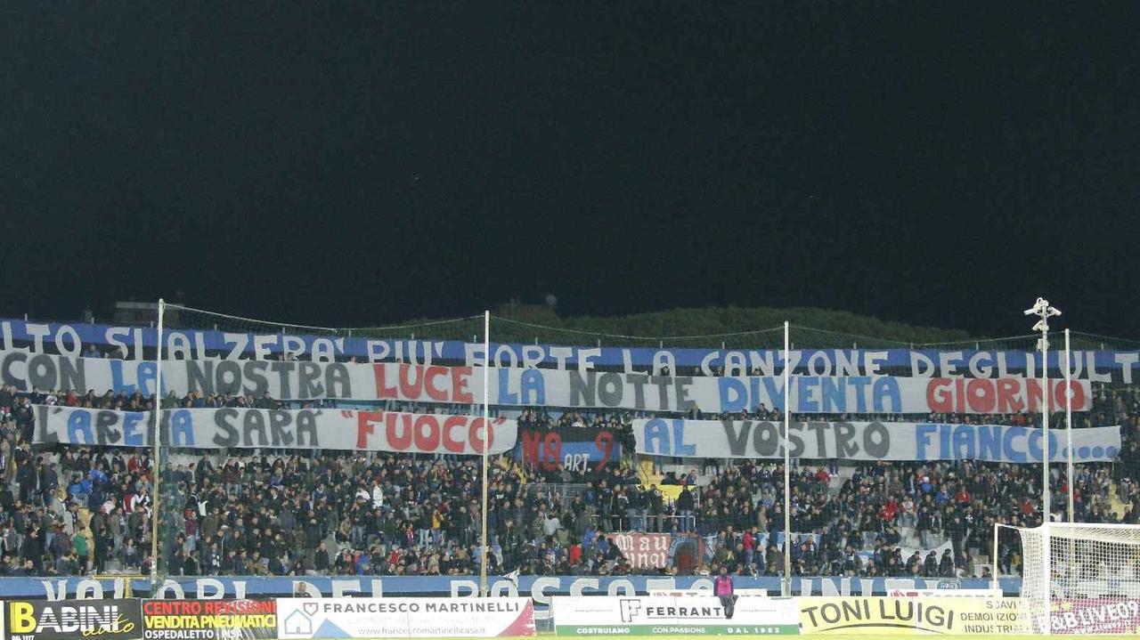 La Curva Nord durante la sfida in campionato con la Carrarese