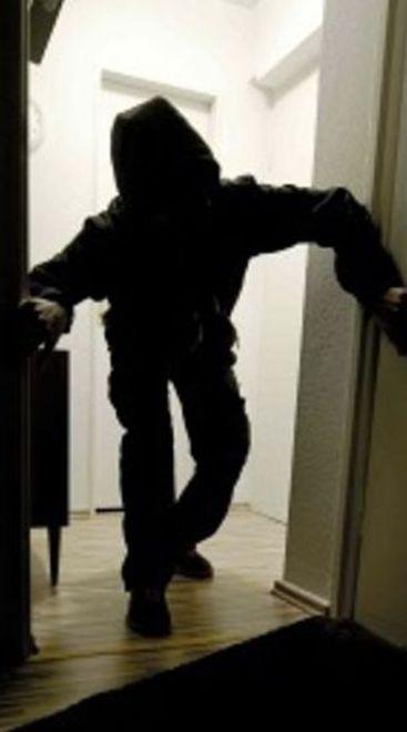 Rubano gioielli in camera coi proprietari in casa 