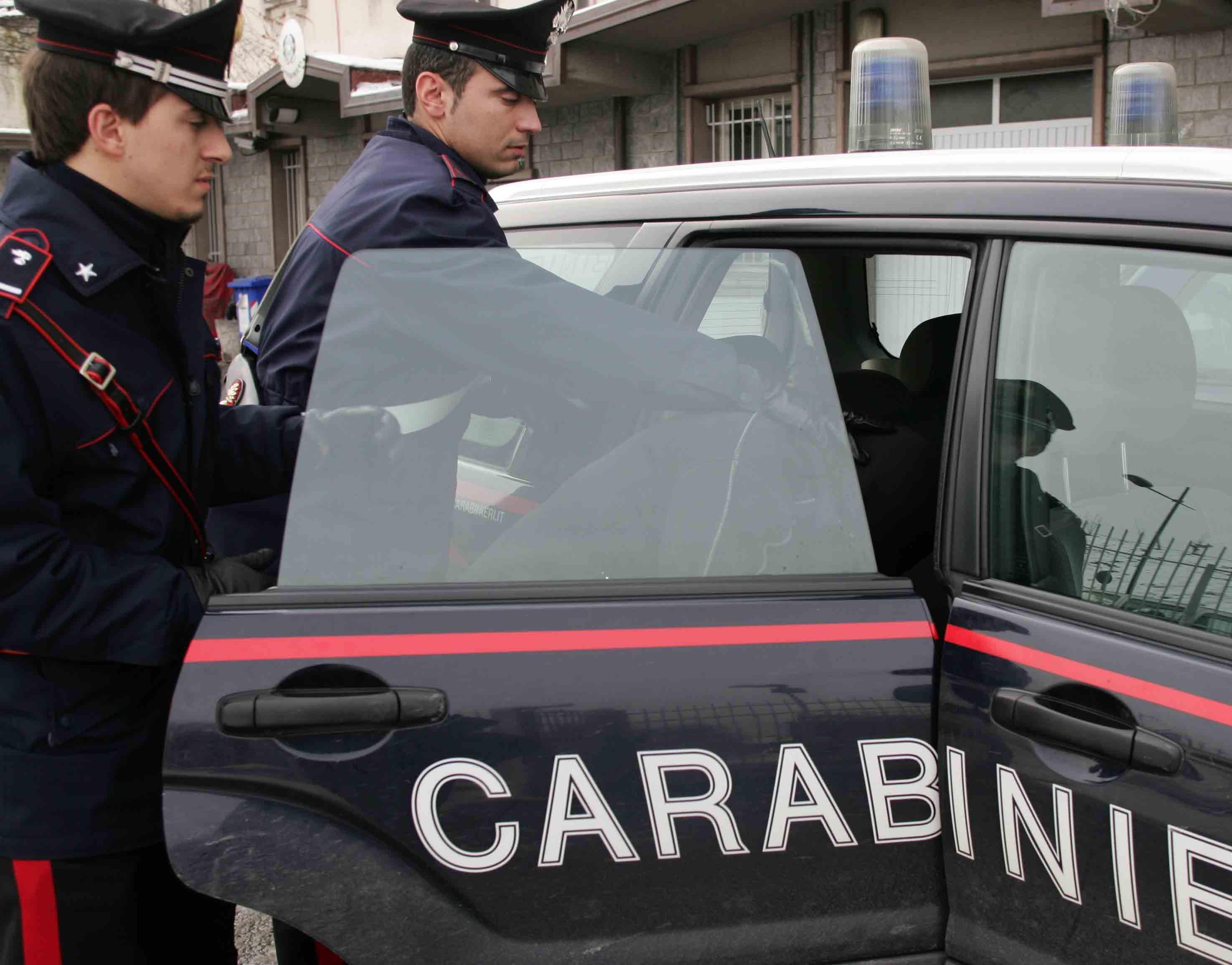Litiga con il coinquilino e lo accoltella alla gola, arrestato