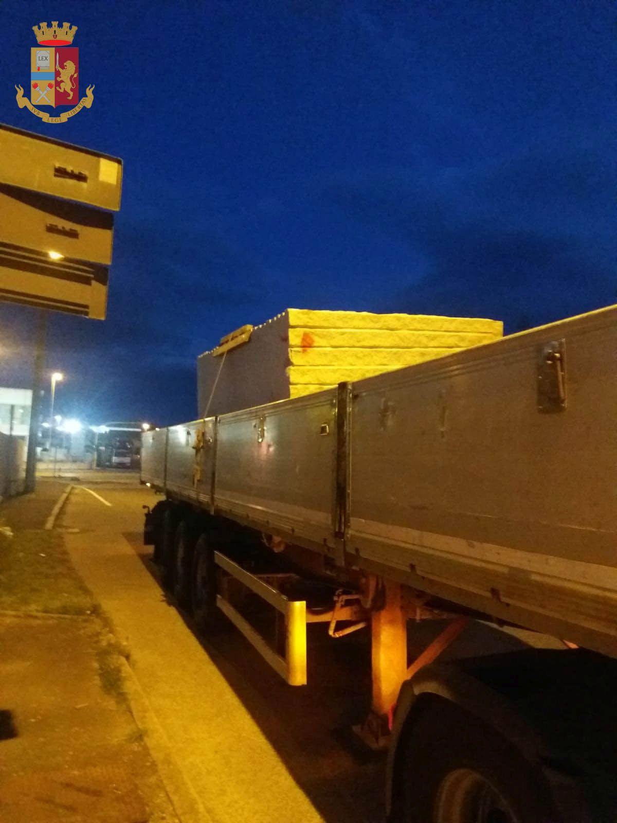 Trasporta 250 quintali di marmo fermandoli con una cinghia: stangato un camionista