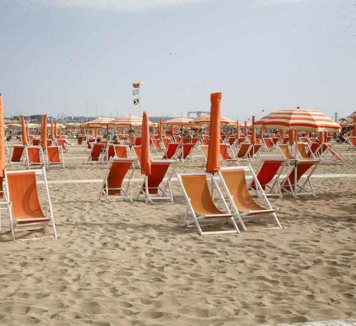 Ombrelloni in piazza Mazzini a Viareggio: anche qui ci sono posti gratis per i meno abbienti