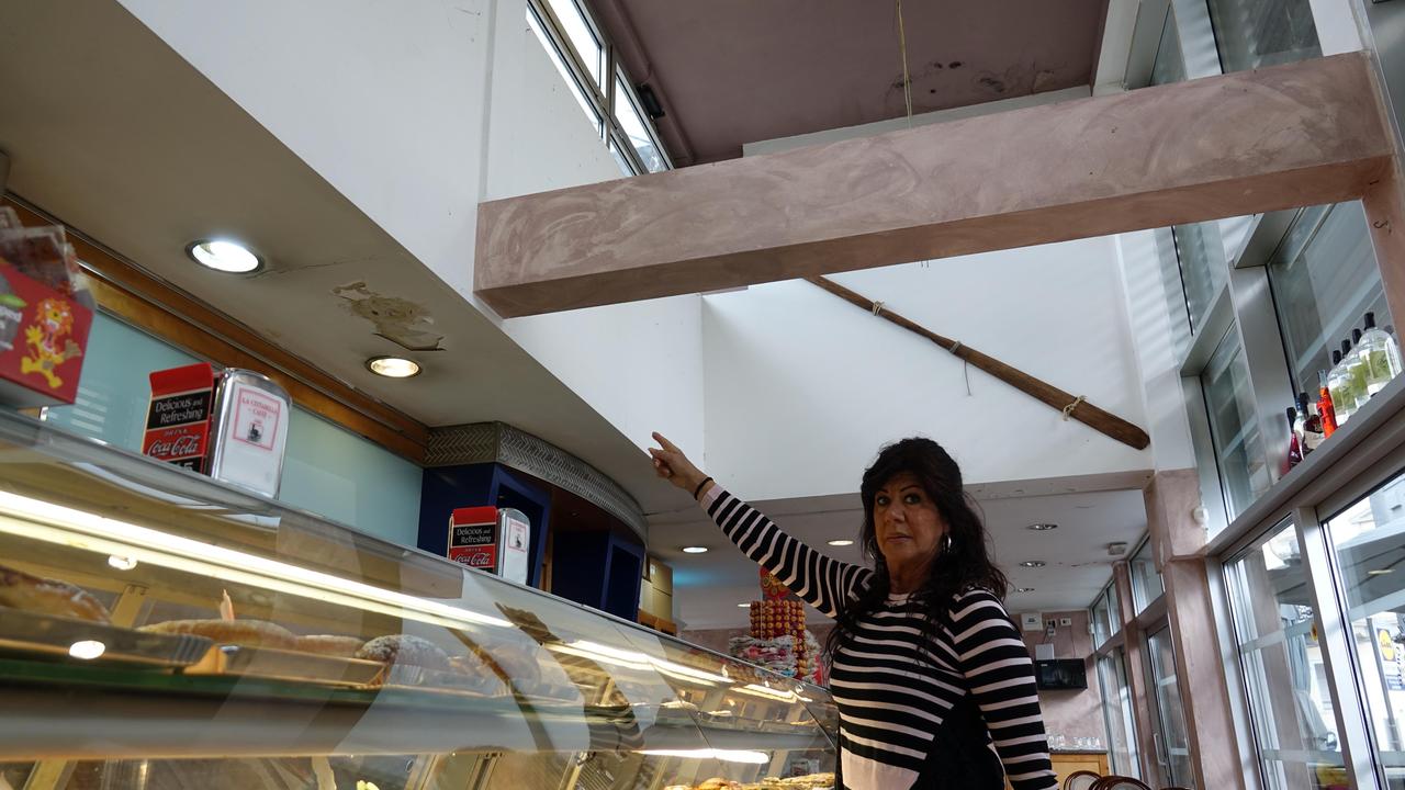 Monica Ciabattari (La Perla del Gusto, ex chalet Mauri) indica criticità sul controsoffitto all'interno della sua baracchina