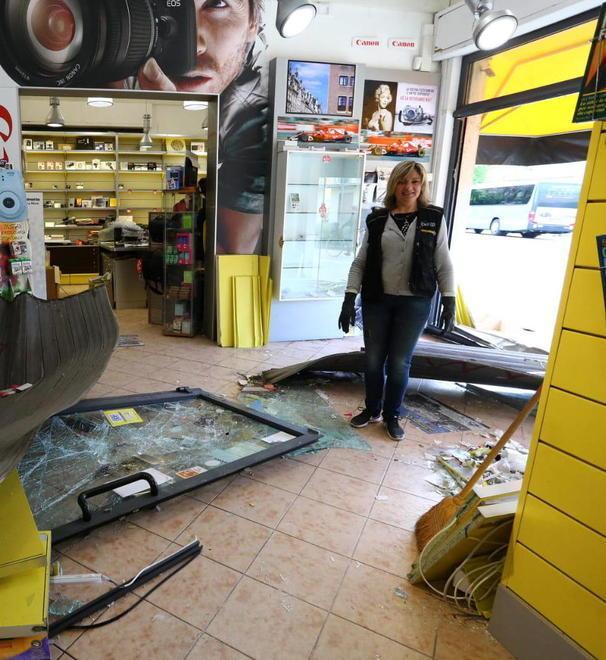 Sfondano la saracinesca con l’autocarro, colpo da 80mila euro al Fotoamatore 