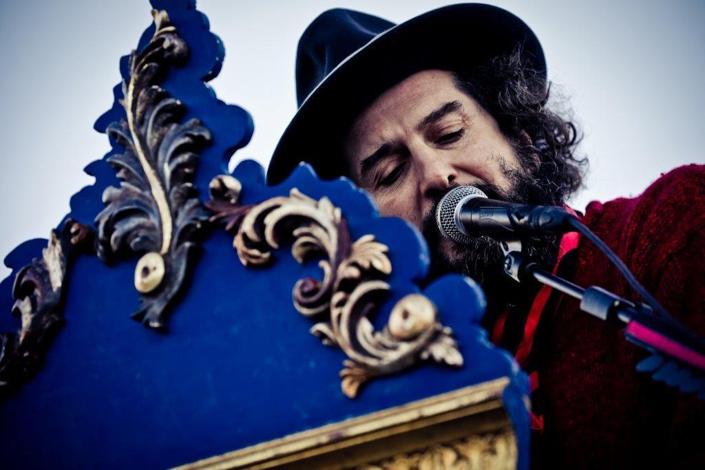 Uomini, bestie e Capossela: cantico per le creature del nuovo medioevo