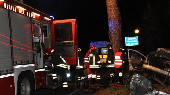Muore nello schianto contro un pino