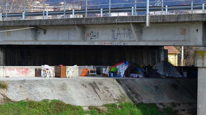 Roulotte e tende dei nomadi sotto il ponte 