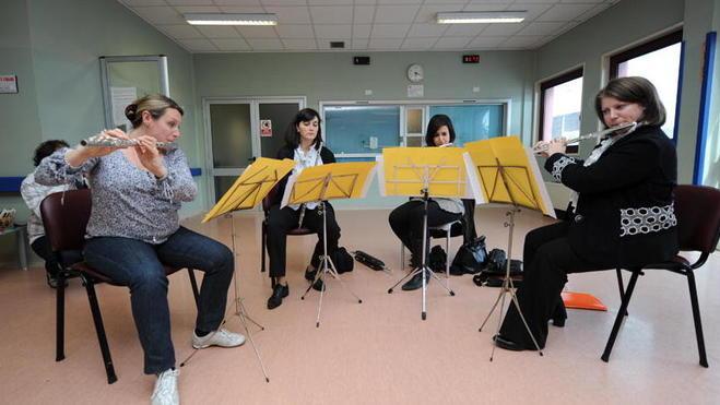 Suono di flauti in sala d’attesa ma la musica non cambia