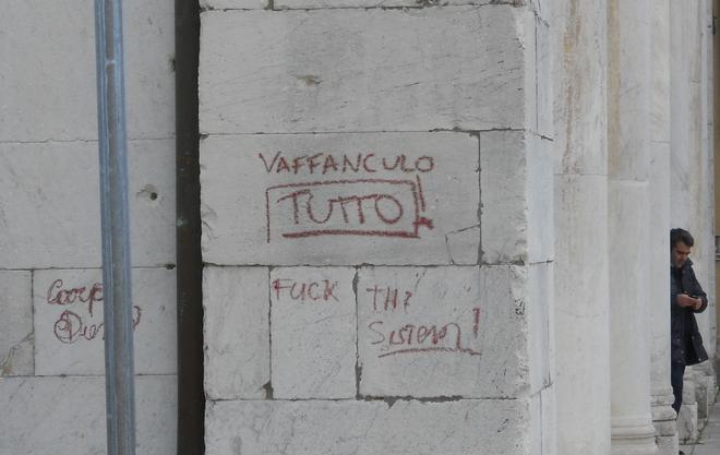 La chiesa di S. Maria Bianca imbrattata dalle scritte 