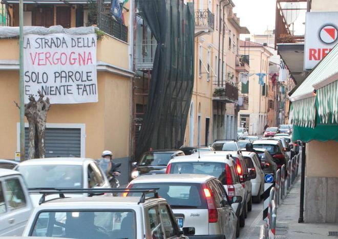 Sensi unici ad Avenza e proteste 