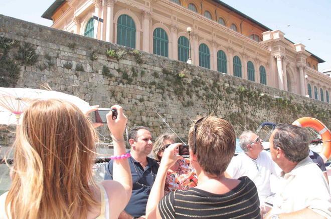Turisti al mercato in battello 