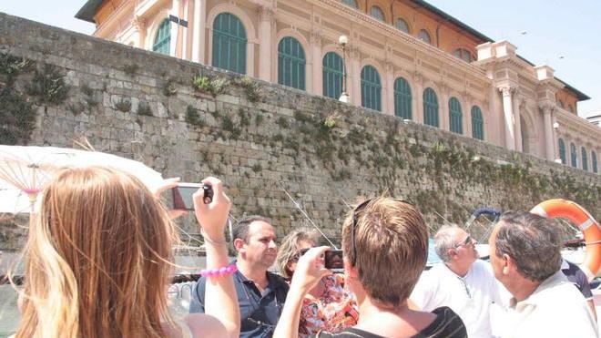 Turisti al mercato in battello