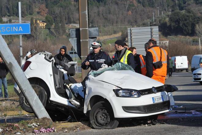 Frontale col camion, poi l’auto si distrugge&nbsp;contro un palo: gravi 