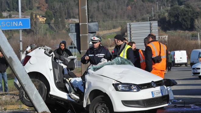 Frontale col camion, poi l’auto si distrugge contro un palo: gravi