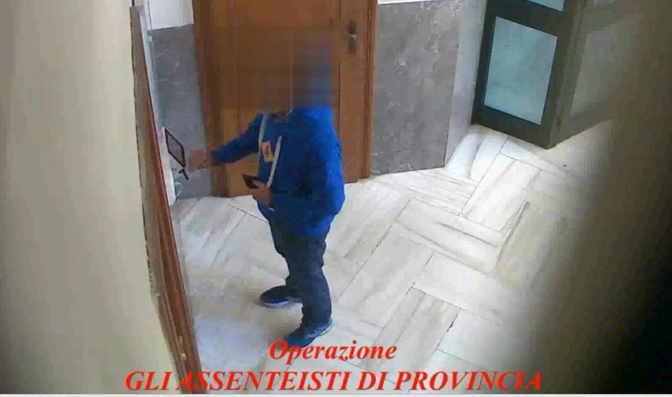 Furbetti del cartellino, indagini chiuse 56 persone nei guai. Anche un dirigente 