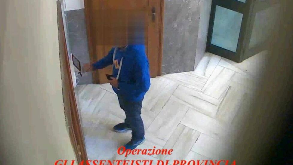 Furbetti del cartellino, indagini chiuse 56 persone nei guai. Anche un dirigente